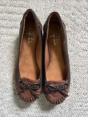Life Stride Brown Two-Tone Flats - size 6